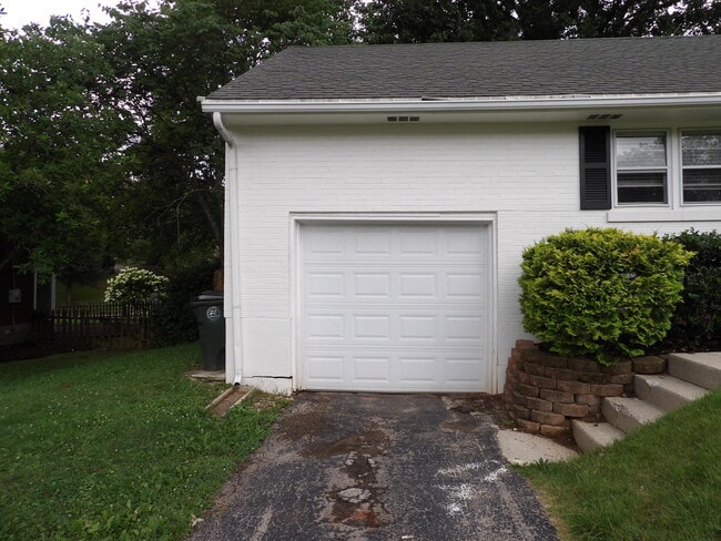 Building Photo - 286 Zandale Dr