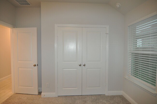 Building Photo - Modern traditional 3-2-2 in Princeton!