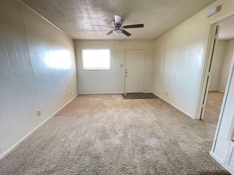 Building Photo - 807 W Hallmark Ave