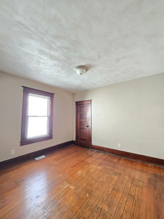 Building Photo - 2 bedroom 1 bath