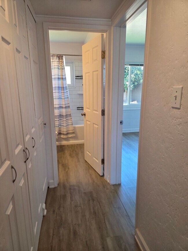 Building Photo - Large corner lot - Central Folsom 2 Bedroom, 1 Bath