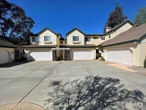 Building Photo - Clayton Beautiful 3 bedroom 2.5 bathroom w...