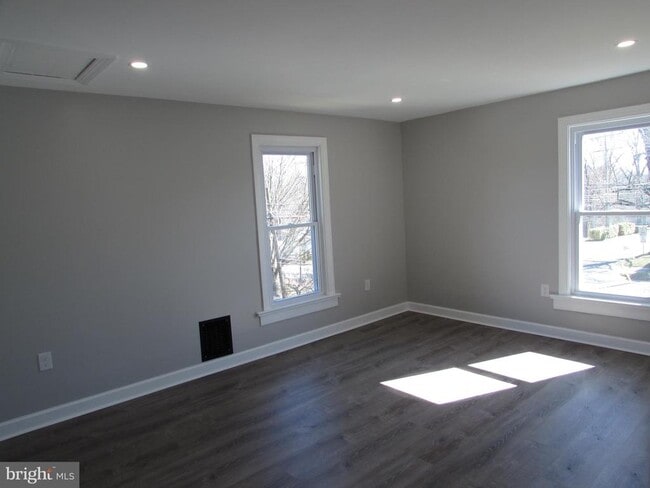 Building Photo - 8700 Maple Ave