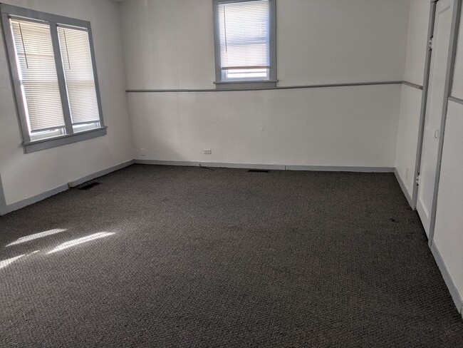 Building Photo - $1200 - 2 Bedroom 1 Bath Home - Heart of the City