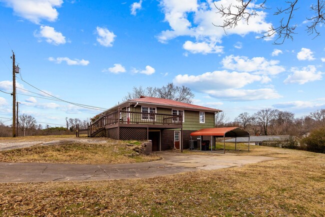 Building Photo - Newly Renovated 4 Bedroom 2 Bath Home Avai...