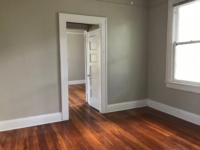 Building Photo - 842 E Lime St