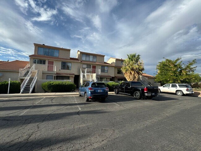 Building Photo - Recently updated condo with gym, pool, and...