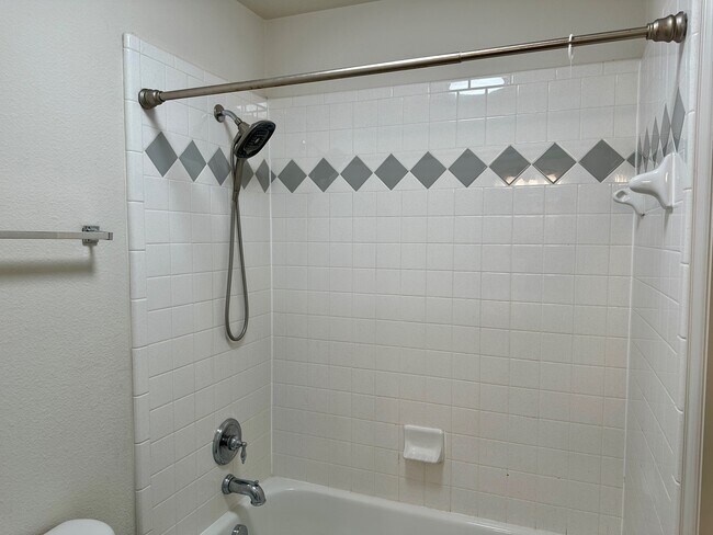 Building Photo - 928 Falcon Dr