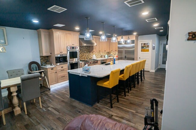 Building Photo - FULLY FURNISHED LAKE HOME