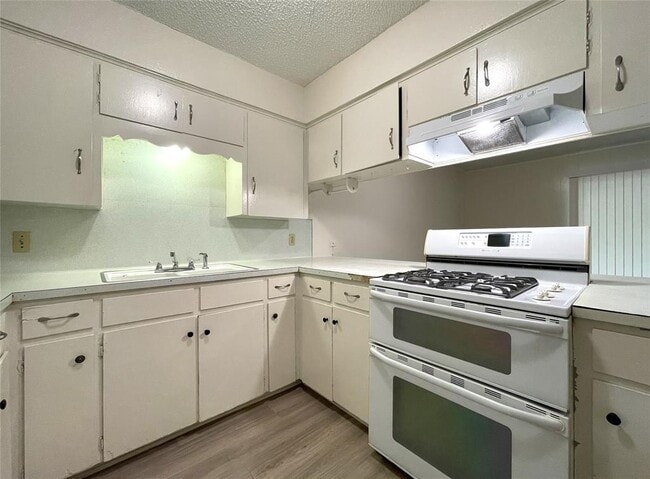 Building Photo - 904 N Meadows Dr