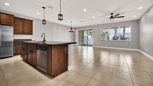 Building Photo - 94 Palm Ln