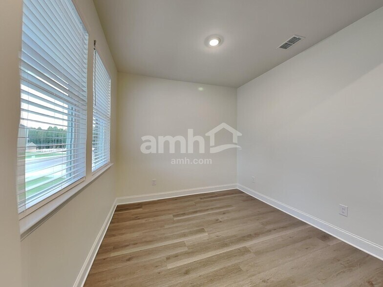 Building Photo - 890 Jubilation St