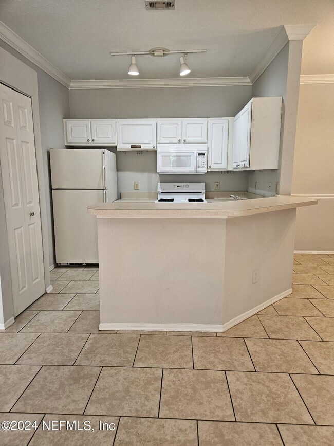 Building Photo - 13810 Sutton Park Dr N