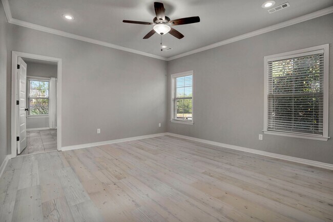 Building Photo - Very well maintained 4 Bed 3 Bath home in Great Location!