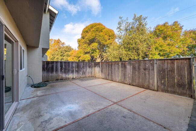 Building Photo - Charming 3-Bedroom Condo in Creekside Village – Prime Location!