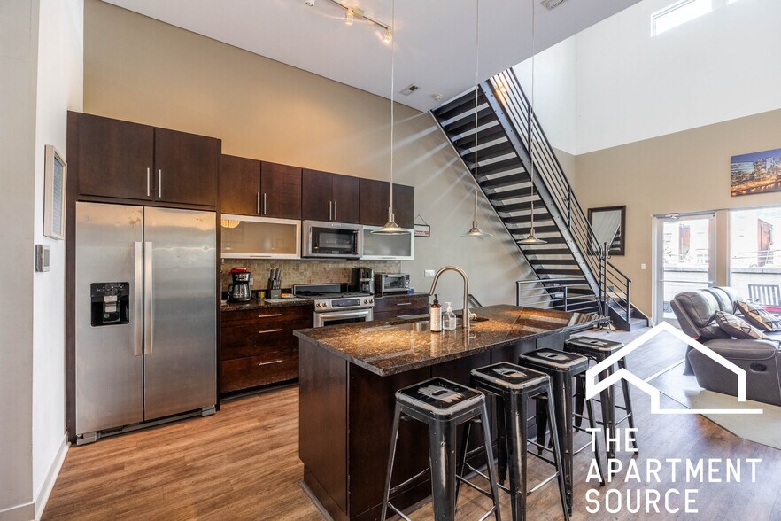 Primary Photo - 1002 W Lake St