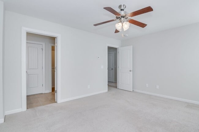 Building Photo - 3 Bedroom 2.5 Bath Townhouse