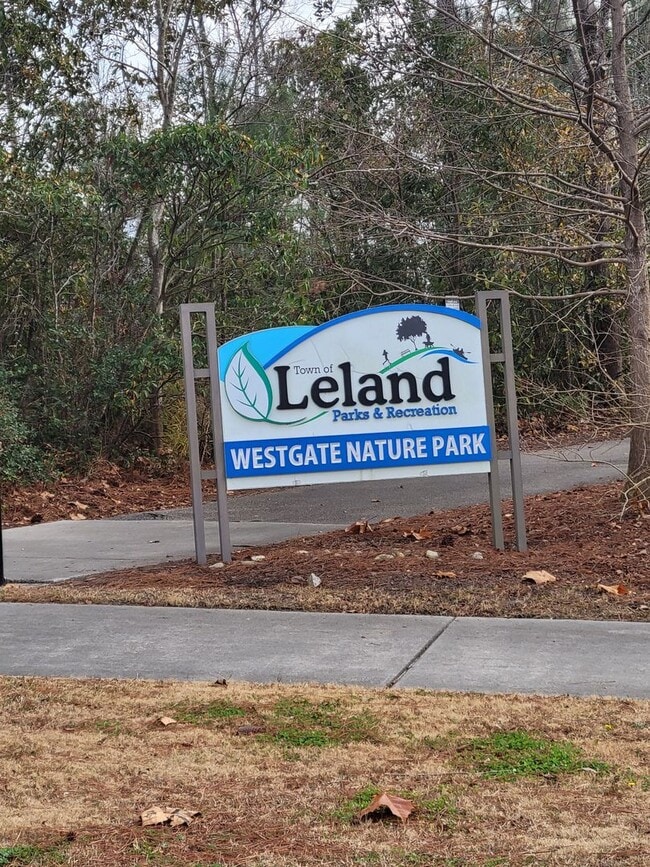 Building Photo - This 3 bedroom 2.5 bath brick townhouse with one car garage is located in Westgate Shoreline subd...