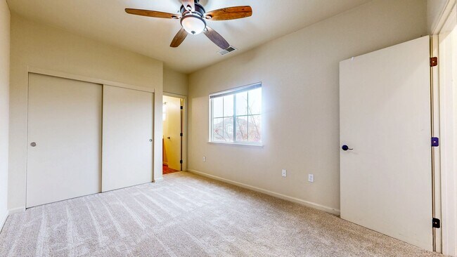 Building Photo - 2421 N Village Dr