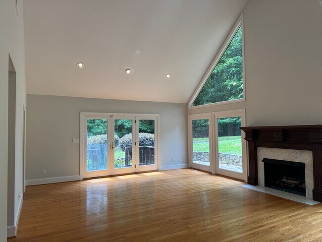 Building Photo - Four Bedroom Lake House in Denver