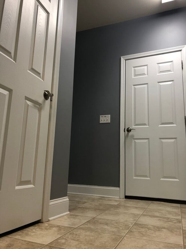 Building Photo - Stunning 3 bedroom, 2 1/2 bath 2 story home