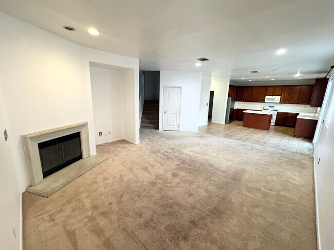 Building Photo - Spacious 5 bedroom home