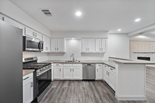 Building Photo - 1714 Huge Oaks St