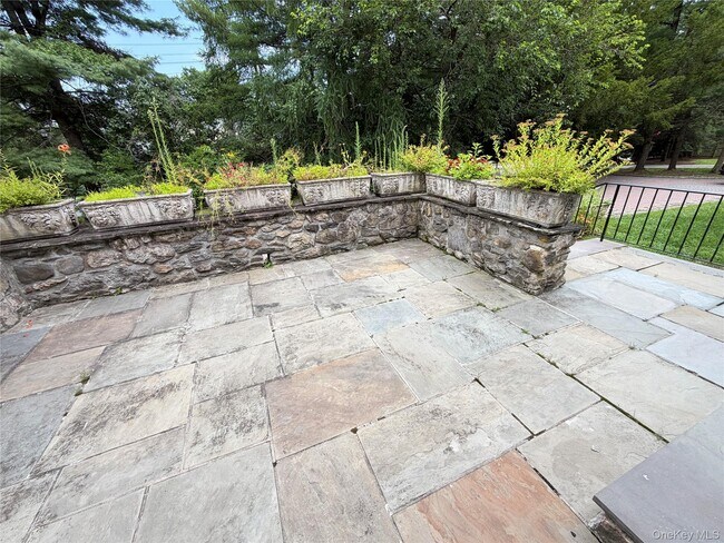 Building Photo - 6 Raven Way