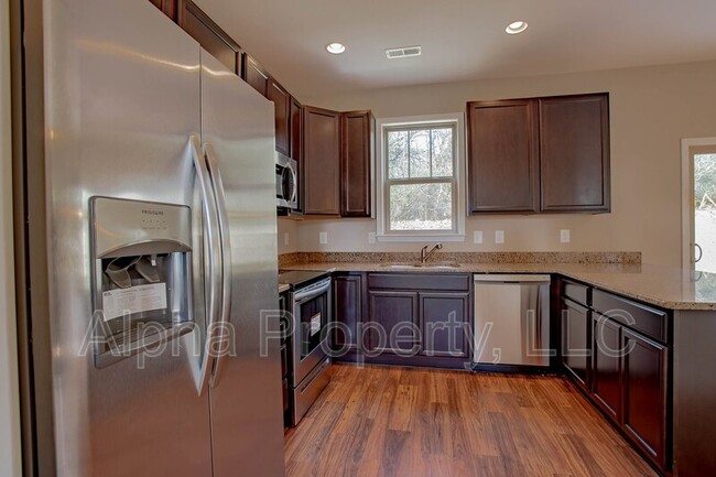 Building Photo - 104 Creekland Wy