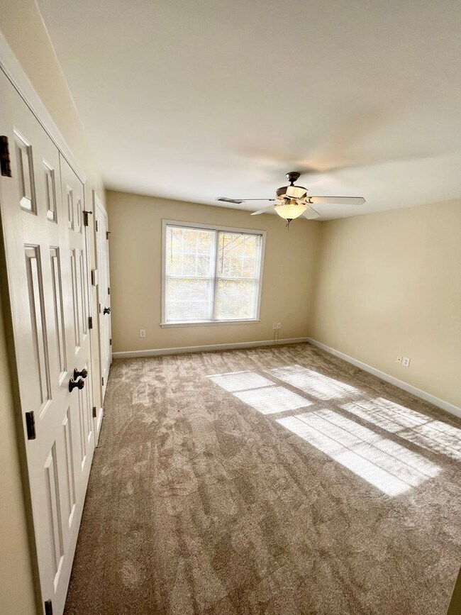Building Photo - 2 Bedroom Townhome