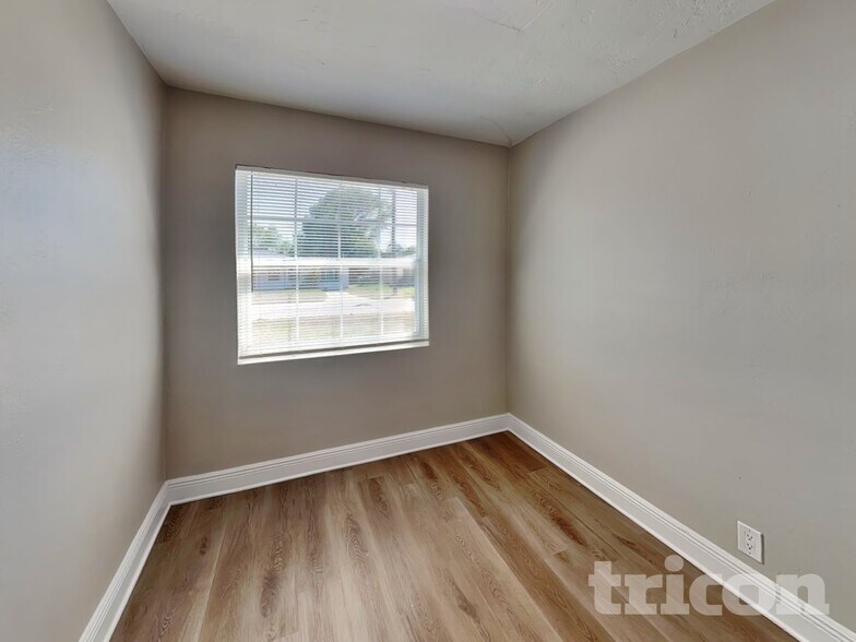 Building Photo - 3909 W Wallace Ave