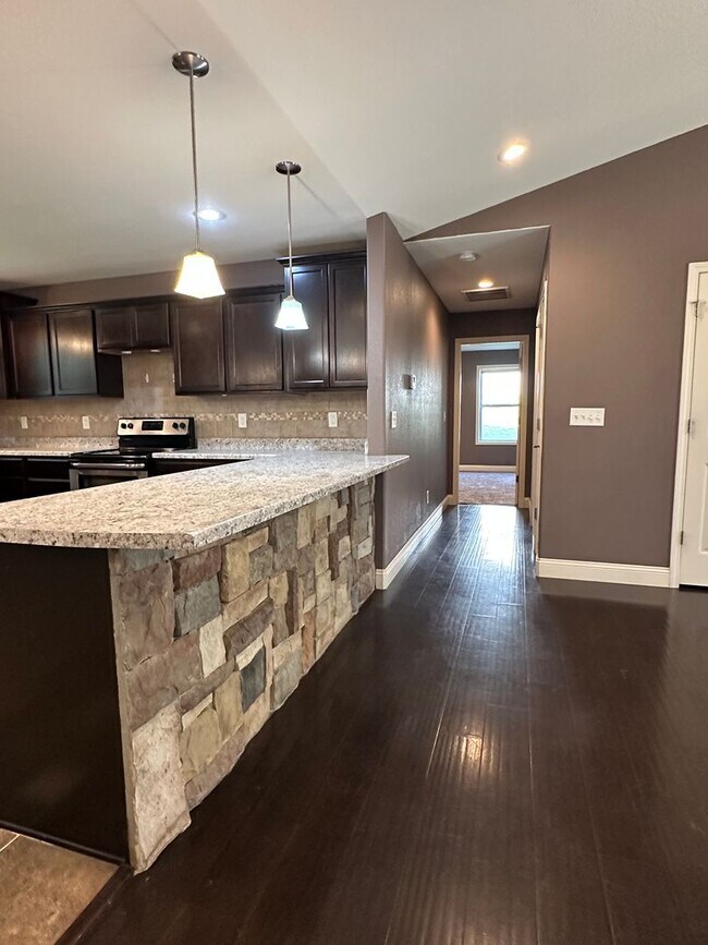 Building Photo - 4 Bed 2 Bath FOR RENT in Waynesville