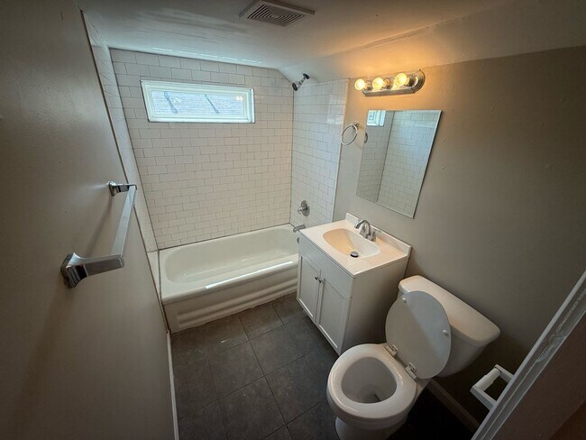 Building Photo - Great family-friendly home with 3 beds and...