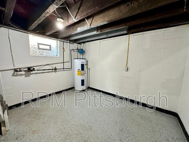 Building Photo - 208 Bridge St