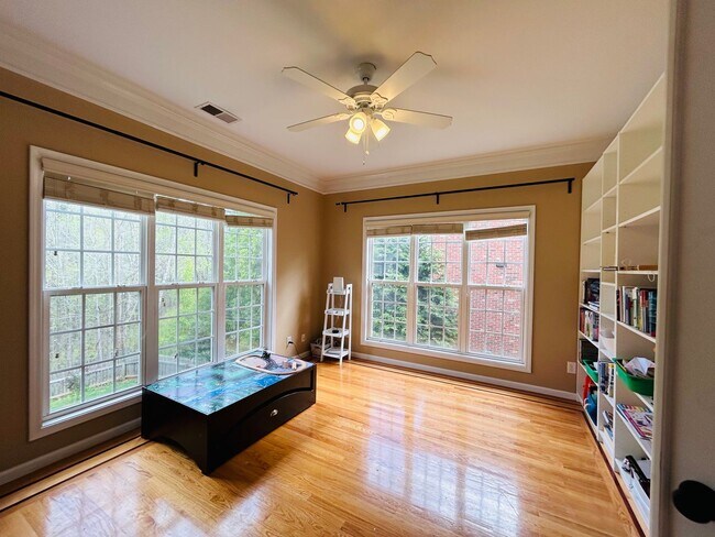 Building Photo - Incredible 4 bedroom/5 bath Tri-level home in Willoughby Park in NW Greensboro with finished base...