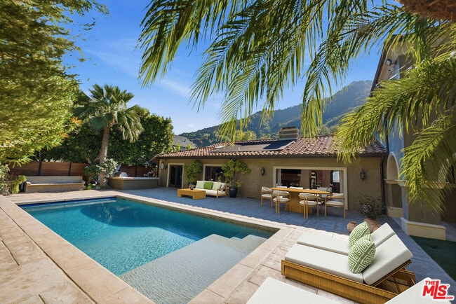 Building Photo - 2108 San Ysidro Dr