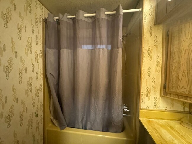 Building Photo - Large Customized 2 Bedroom Manuf Home w/Bonus Room= 3 total bedrooms