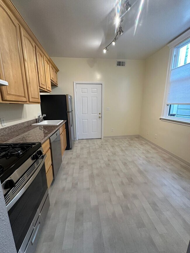 Building Photo - 817-819-821 Pierce Street