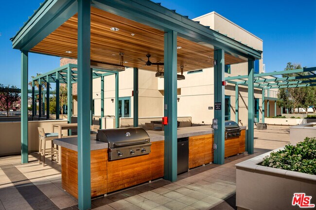Building Photo - 2300 Wilshire Blvd