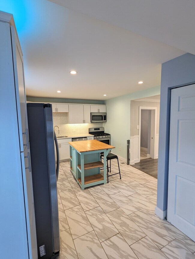 Building Photo - Spacious 3 bedroom 2.5 Bathroom Single Family Home (Mt Washington)