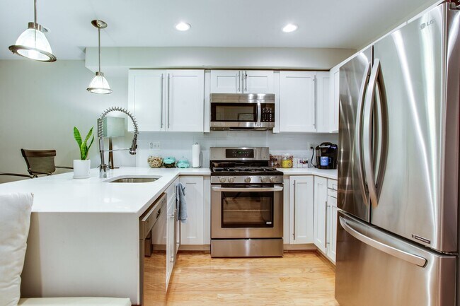 Building Photo - Cozy 1 Bedroom Apartment in Bloomingdale!