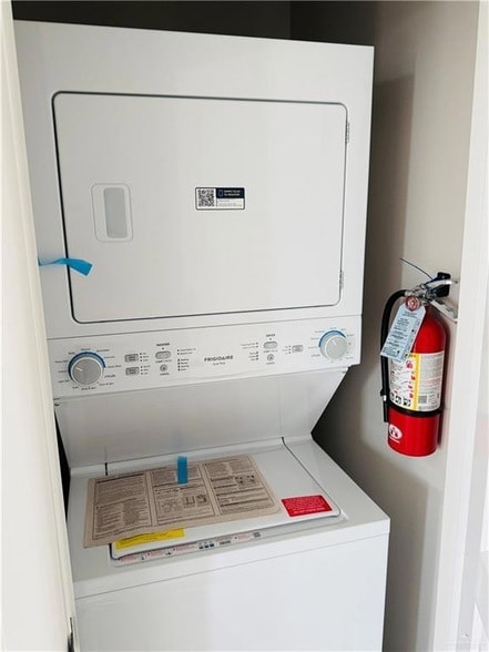 Building Photo - 701 N Onyx Ave