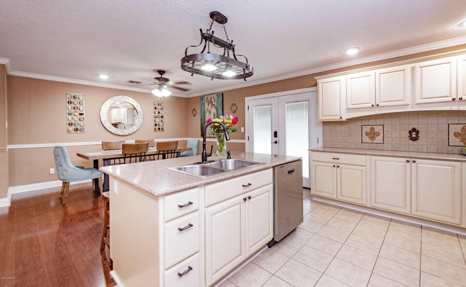 Kitchen - 210 N William Dr