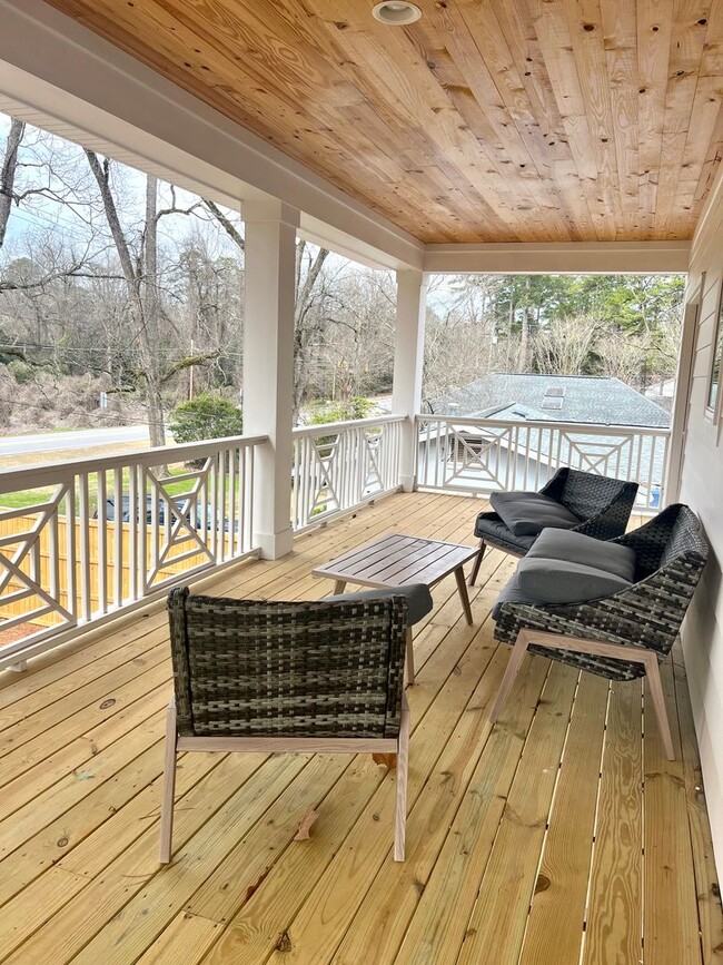Building Photo - 5 Bed / 5 Bath Home – Available for Fall 2...