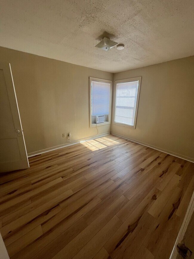 Building Photo - 3158 S 6th St