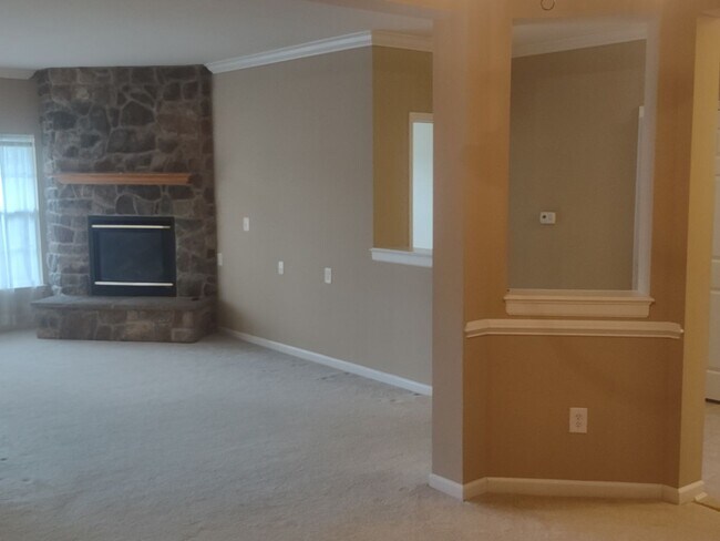 Building Photo - 812 Long Dr