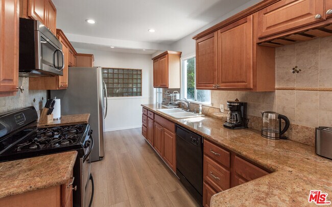 Building Photo - 237 S Doheny Dr