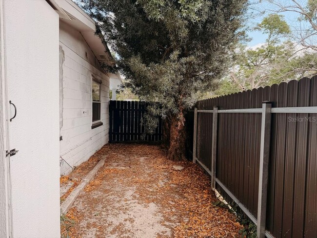 Building Photo - 4009 Deleuil Ave