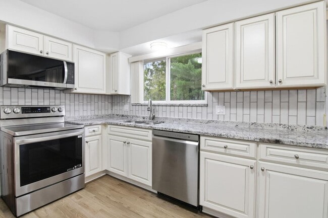 Building Photo - 32901 Blossom Ct