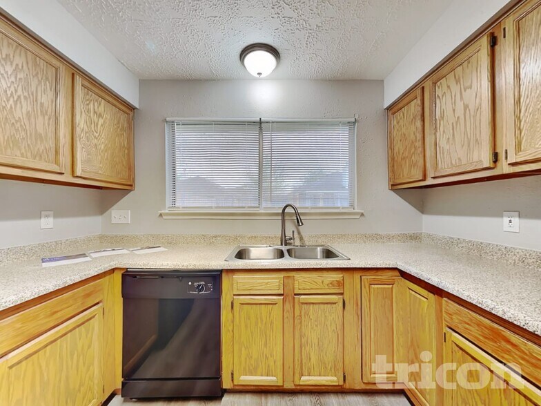 Building Photo - 7822 Breda Dr